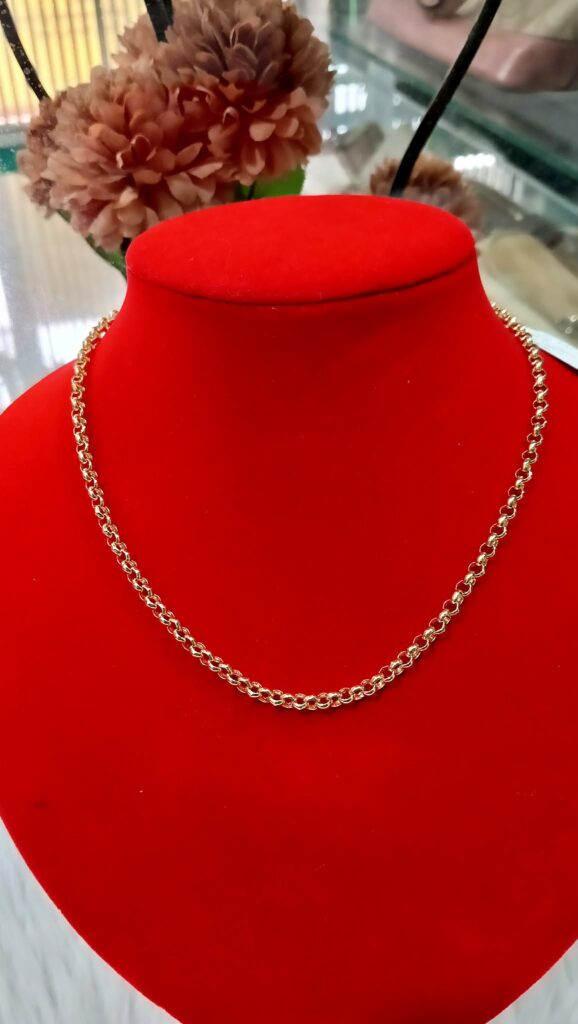 A classic 18k solid Japan gold Rolo-style link chain necklace displayed on a red velvet jewelry bust.