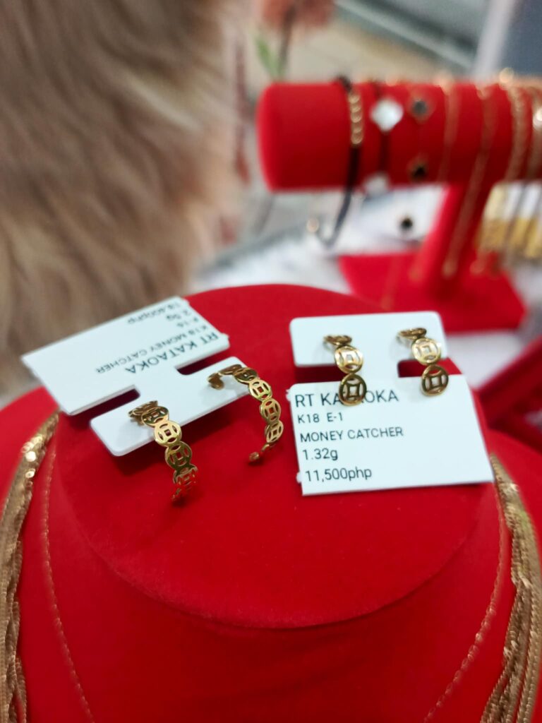 18k solid Japan gold Money Catcher hoop earrings weighing 1.32g for sale in the Philippines.